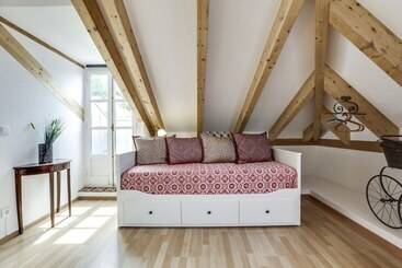 پانسیون Luxa Charm House