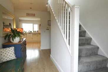اقامتگاه Beautiful 4 Bed House With Countryside Views