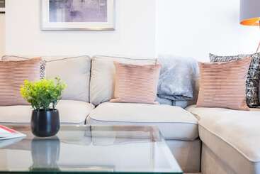 Stylish Block Of Apartments By Av Stays Croydon
