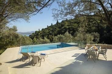 Villas Harriet   With Sea View And Near The Sea