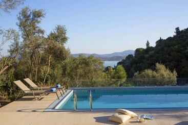 Villas Harriet   With Sea View And Near The Sea