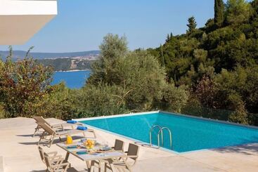 Villas Harriet   With Sea View And Near The Sea