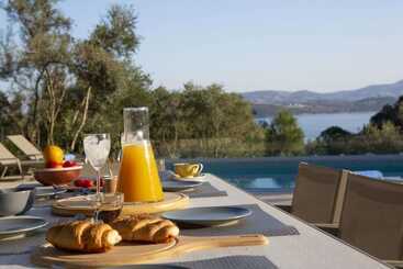 Villas Harriet   With Sea View And Near The Sea