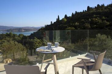 Villas Harriet   With Sea View And Near The Sea