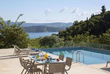 Villas Harriet   With Sea View And Near The Sea