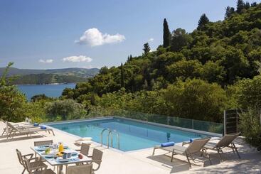 Villas Harriet   With Sea View And Near The Sea