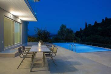 Villas Harriet   With Sea View And Near The Sea