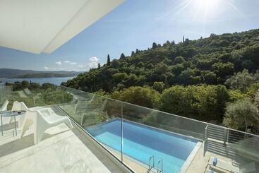 Villas Harriet   With Sea View And Near The Sea
