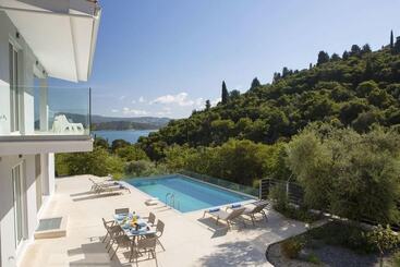 Villas Harriet   With Sea View And Near The Sea