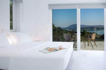 Villas Harriet   With Sea View And Near The Sea