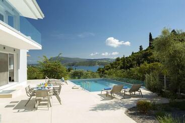 Villas Harriet   With Sea View And Near The Sea