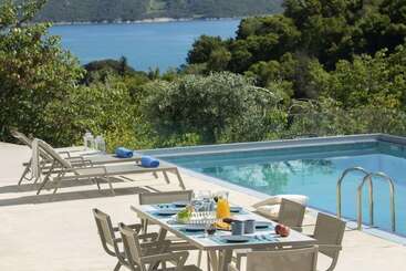 Villas Harriet   With Sea View And Near The Sea