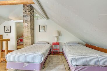 Baileys Harbor Cottage W/ Dock: Steps To Lake!