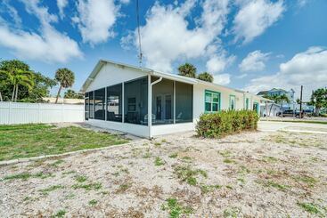 Fort Myers Beach House 1 Block To The Sand!