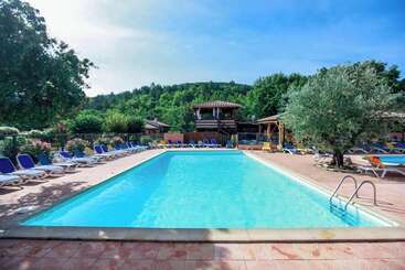 هتل Camping Le Luberon