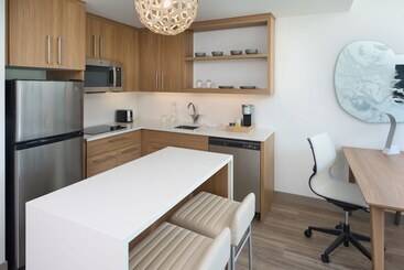 هتل Element Melbourne Oceanfront