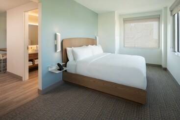 هتل Element Melbourne Oceanfront