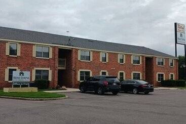 هتل Hometowne Studios By Red Roof Huntsville   Madison