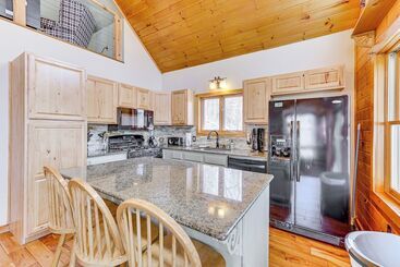 Jeffersonville Home W/ Deck Near Hiking & Climbing