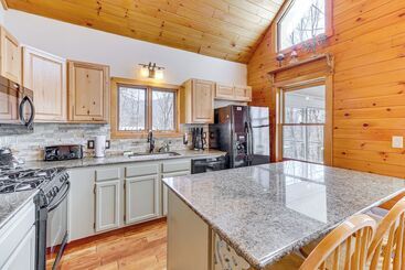 Jeffersonville Home W/ Deck Near Hiking & Climbing