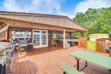 Lakefront Cabin In Jay W/ Deck, Views & Boat Ramp!