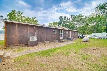 Lakefront Cabin In Jay W/ Deck, Views & Boat Ramp!