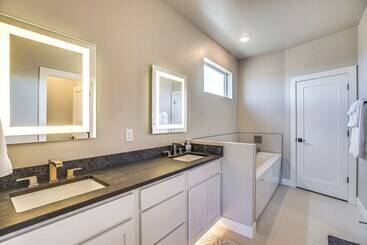 Luxe Living: Grand Junction Home W/ Hot Tub, Views