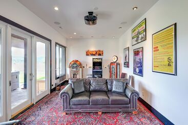 Motorcycle Themed Home In Spearfish W/ Hot Tub!