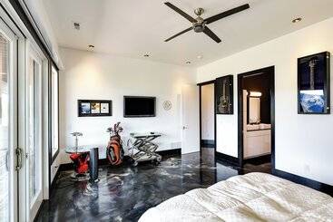 Motorcycle Themed Home In Spearfish W/ Hot Tub!