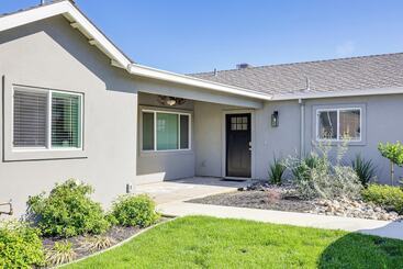 Pet Friendly Hughson Getaway, 9 Mi To Modesto!