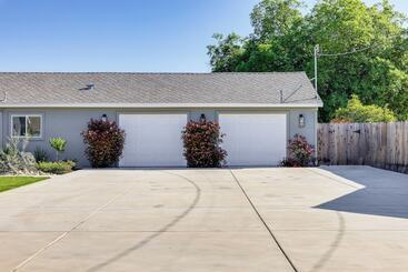 Pet Friendly Hughson Getaway, 9 Mi To Modesto!