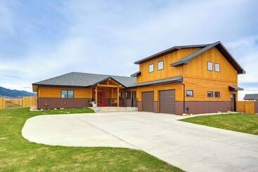 Red Lodge Home W/ Outdoor Kitchen & Fire Table!