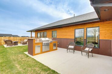 Red Lodge Home W/ Outdoor Kitchen & Fire Table!