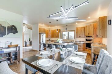 Red Lodge Home W/ Outdoor Kitchen & Fire Table!