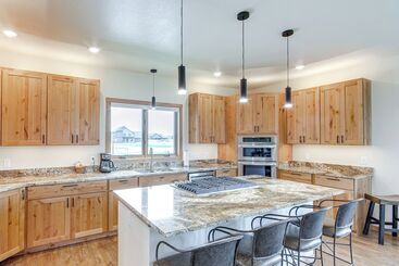 Red Lodge Home W/ Outdoor Kitchen & Fire Table!