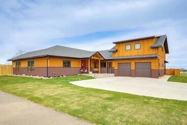 Red Lodge Home W/ Outdoor Kitchen & Fire Table!