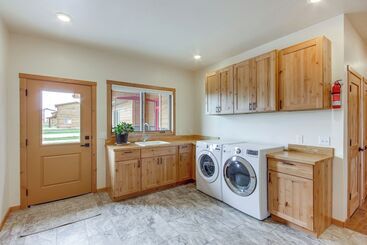 Red Lodge Home W/ Outdoor Kitchen & Fire Table!