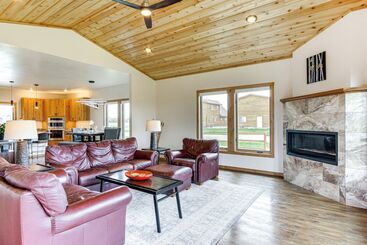 Red Lodge Home W/ Outdoor Kitchen & Fire Table!