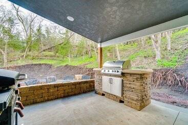 Scenic Yankton Retreat W/ Fire Pit: 1 Mi To Lake!