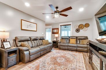 Scenic Yankton Retreat W/ Fire Pit: 1 Mi To Lake!