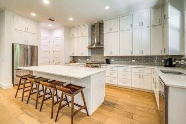 Spacious Austin Home: Near S Congress & Downtown!