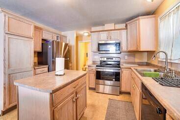 Spacious Champaign Home By University Of Illinois!