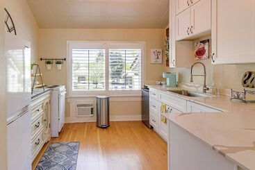 Walk To Courthouse Square: Quiet Home W/ Porch