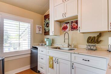 Walk To Courthouse Square: Quiet Home W/ Porch