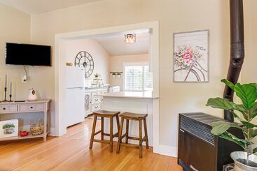 Walk To Courthouse Square: Quiet Home W/ Porch