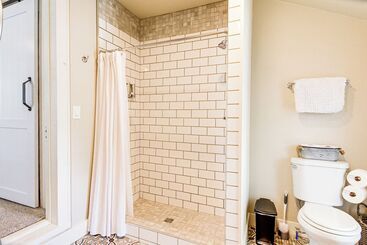 Walk To Courthouse Square: Quiet Home W/ Porch