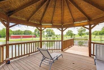 Charming Caddo Mills Farmhouse W/ Private Yard