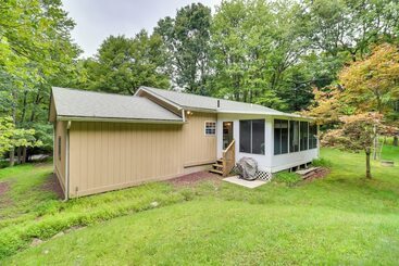Cozy Albrightsville Home: 10 Mi To Pocono Raceway!