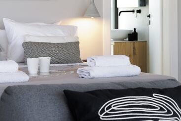 هتل Athens Riviera Suites