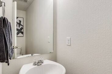 6 Mi To Dia: Denver Home W/ Fenced Yard & Fire Pit